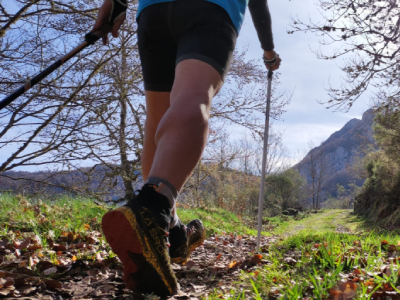 AVOnordic - hombre realizando marcha nórdica en León