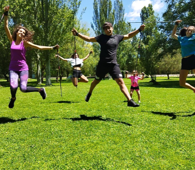 AVOnordic - chicos saltando en la candamia con palos de marcha nórdica