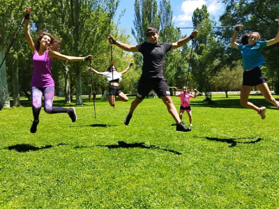 AVOnordic - chicos saltando en la candamia con palos de marcha nórdica