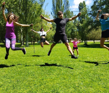 AVOnordic - chicos saltando en la candamia con palos de marcha nórdica