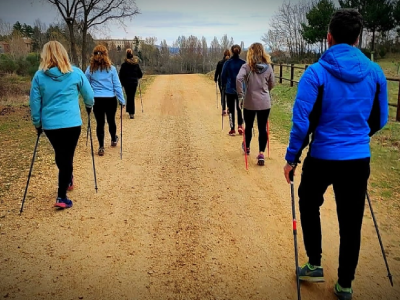 AVOnordic - grupo de personas realizando marcha nórdica en León